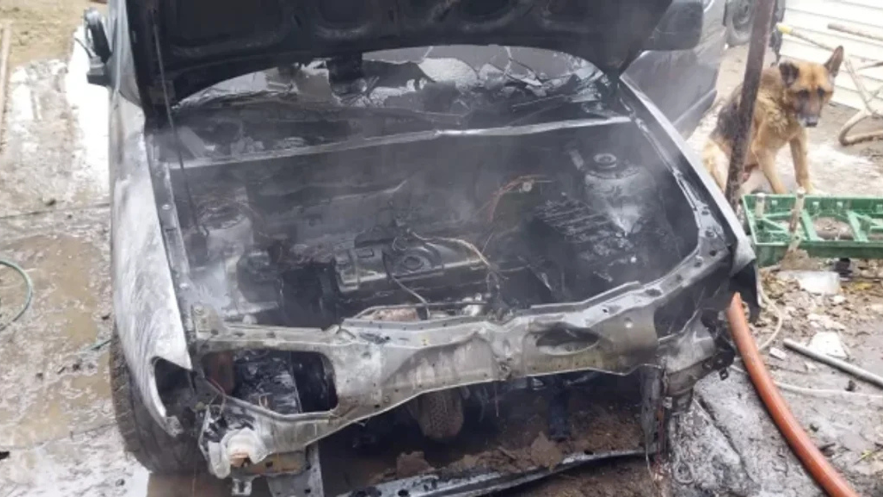 El fuego se propagó rápidamente en el compartimiento del motor, por lo que el dueño del vehículo debió solicitar la presencia de los bomberos y la policía en el lugar.