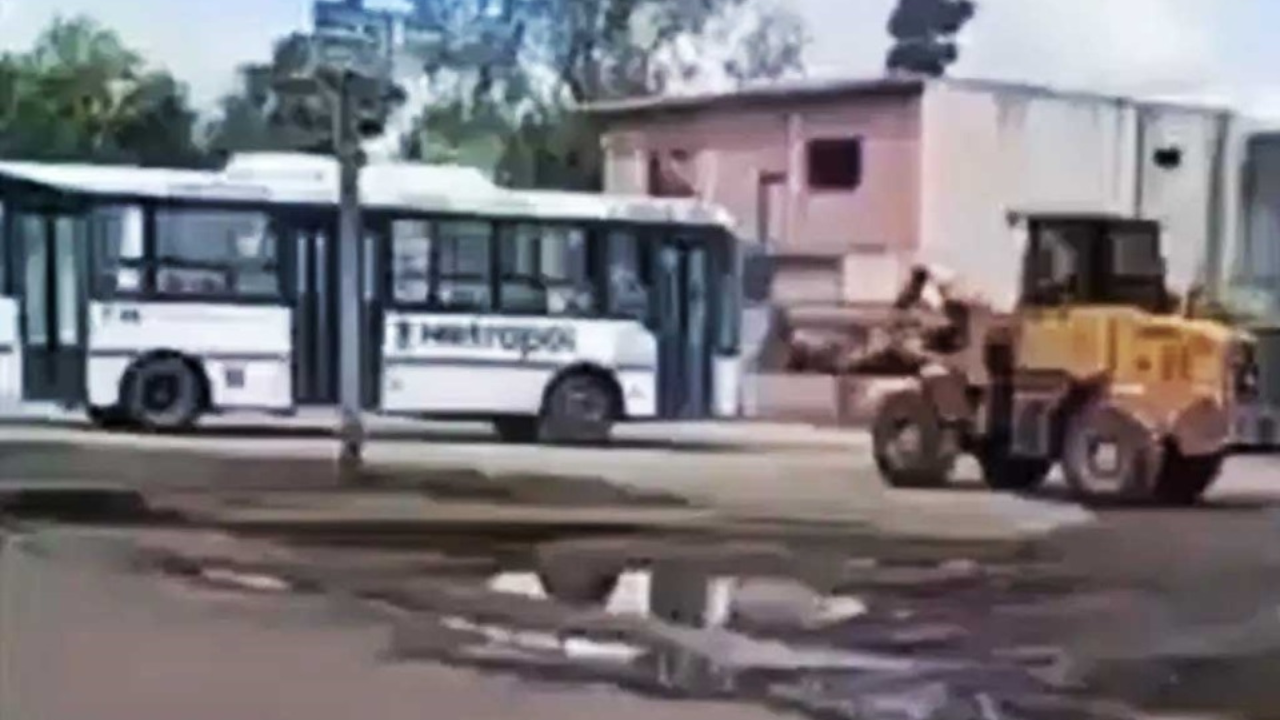 Un hombre destrozó tres colectivos de la línea 741 con una pala mecánica en la localidad bonaerense de José C. Paz, luego de que un chofer de la empresa Sargento Cabral, gestionada por Metropol, chocara la camioneta en la que viajaba junto a su esposa y su bebé de cuatro meses.