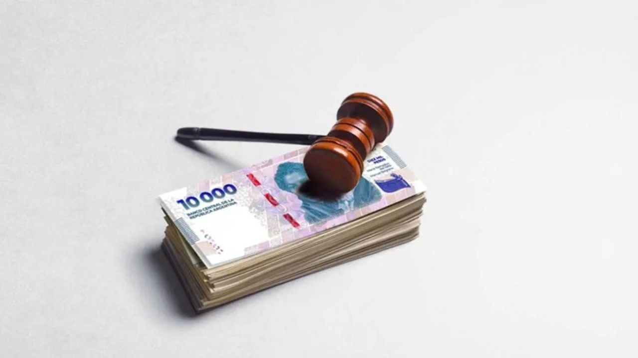 Una compañía de seguros fue condenada a pagar 180 millones de pesos a la familia de un hombre que mientras esperaba el colectivo fue atropellado por un auto que se subió a la vereda y lo aplastó contra un árbol.