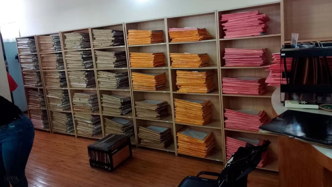 La resolución fue firmada por los jueces Mario Eduardo Kohan y Carlos Ángel Natiello, que rechazaron los recursos de los imputados. La banda se hacía pasar por falsas víctimas para hacerle reclamos a las compañías.