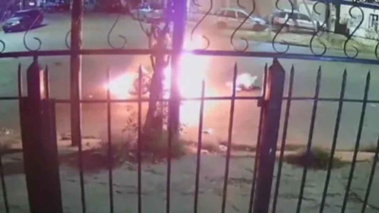 El impactante siniestro ocurrió durante la madrugada del martes y quedó registrado por cámaras de seguridad. Tras la colisión, los vehículos se incendiaron de inmediato.