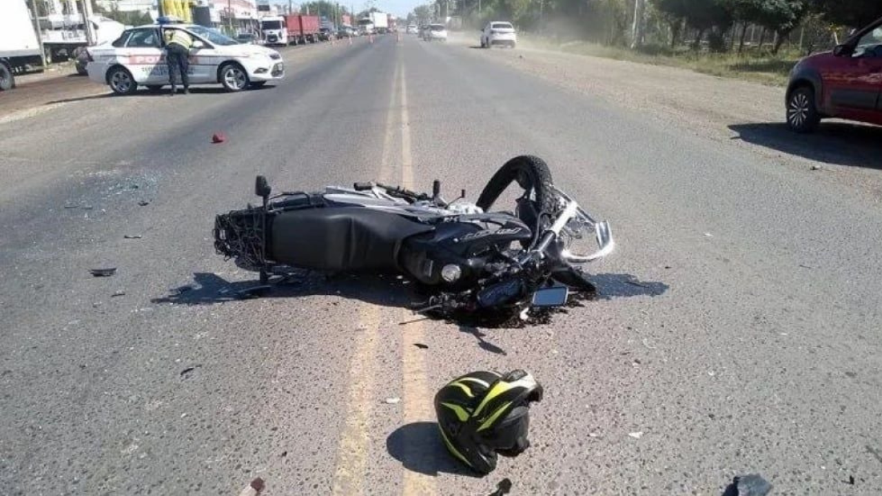 Un insólito pero dramático siniestro ocurrido en la ruta nacional 22, en cercanías de Allen, terminó con un motociclista tendido en el piso, con traumatismo de cráneo y pérdida del conocimiento...