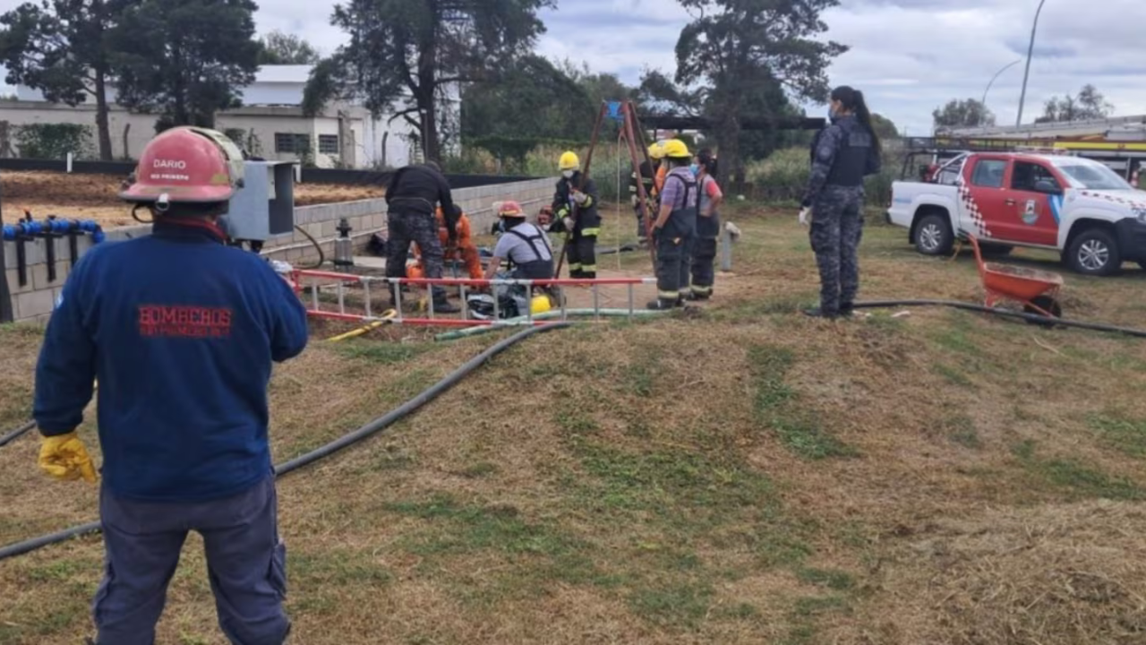 Uno de los empleados le pidió ayuda a su compañero porque comenzó a sentirse mal mientras realizaba tareas en el lugar. El hombre intentó ayudarlo, pero ambos fallecieron.