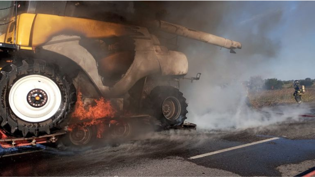 El hecho ocurrió a la altura del kilómetro 225,5 de la Autovía Nacional N° 34. El fuego afectó por completo a una de las máquinas agrícolas transportadas por un camión.