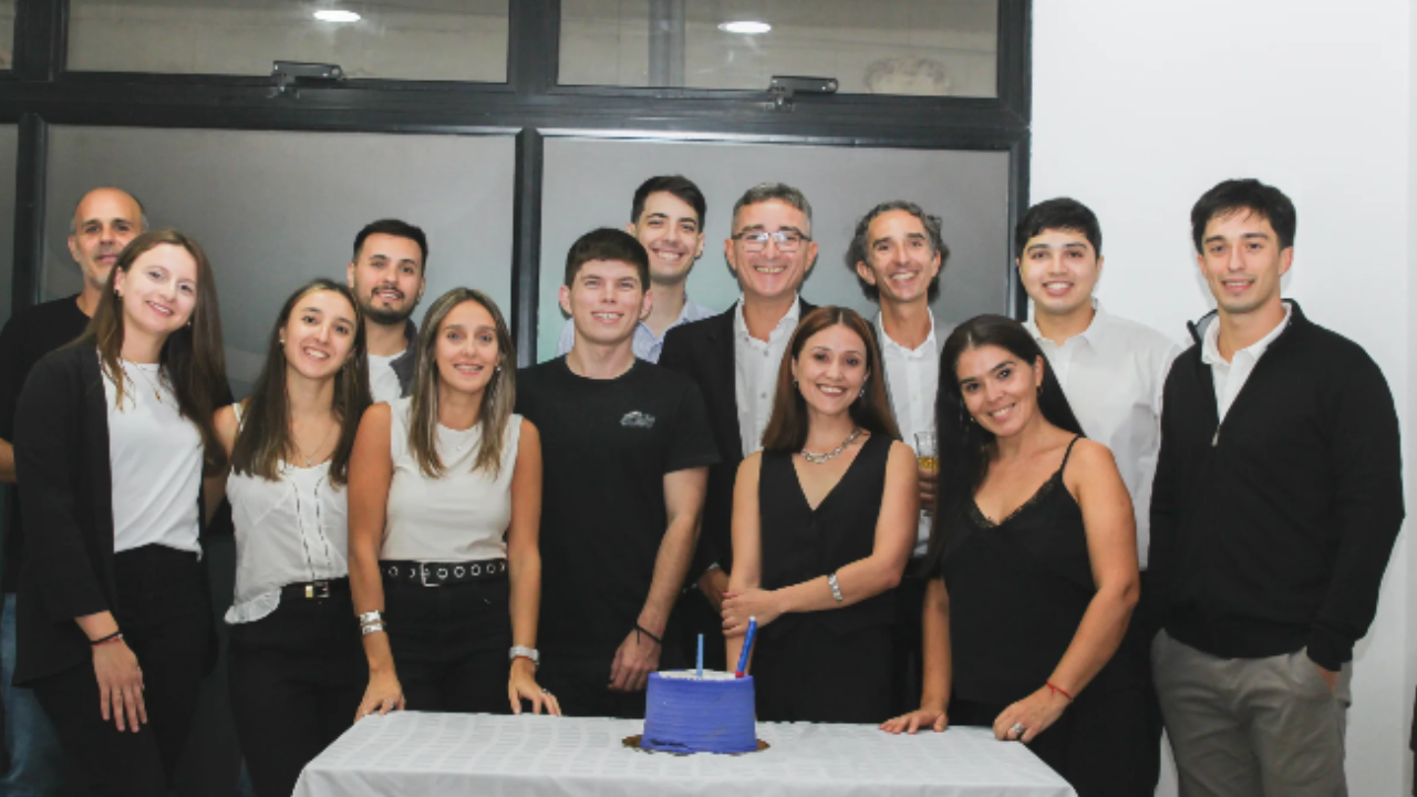El viernes 26 de abril, Nimbus celebró un nuevo aniversario en su sede de Concepción del Uruguay, junto al equipo local y los socios fundadores. En un emotivo brindis, se recordó el camino recorrido desde sus inicios hasta el presente.