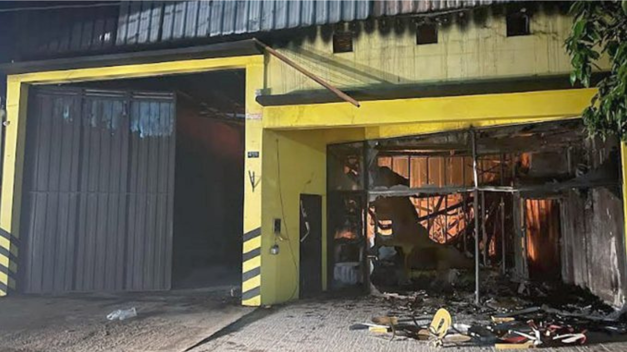 Un incendio de grandes proporciones consumió por completo un comercio ubicado en la avenida Perú al 600, en pleno barrio Centro de General Manuel Belgrano, provocando cuantiosas pérdidas materiales pero, afortunadamente, sin víctimas que lamentar.