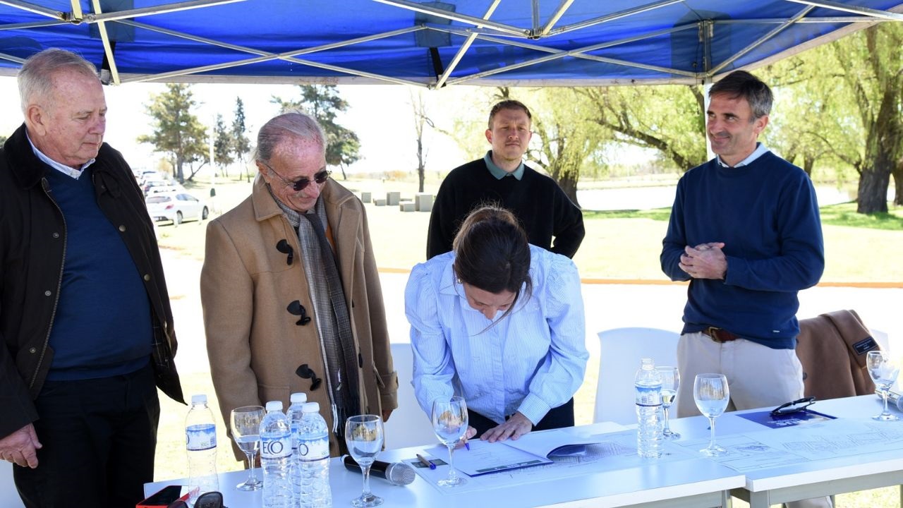El Grupo RUS y los fiduciantes del Fideicomiso La Salamanca firmaron con JCB Construcciones S.A. el convenio de inicio de obra del nuevo desarrollo urbano de Concepción del Uruguay.