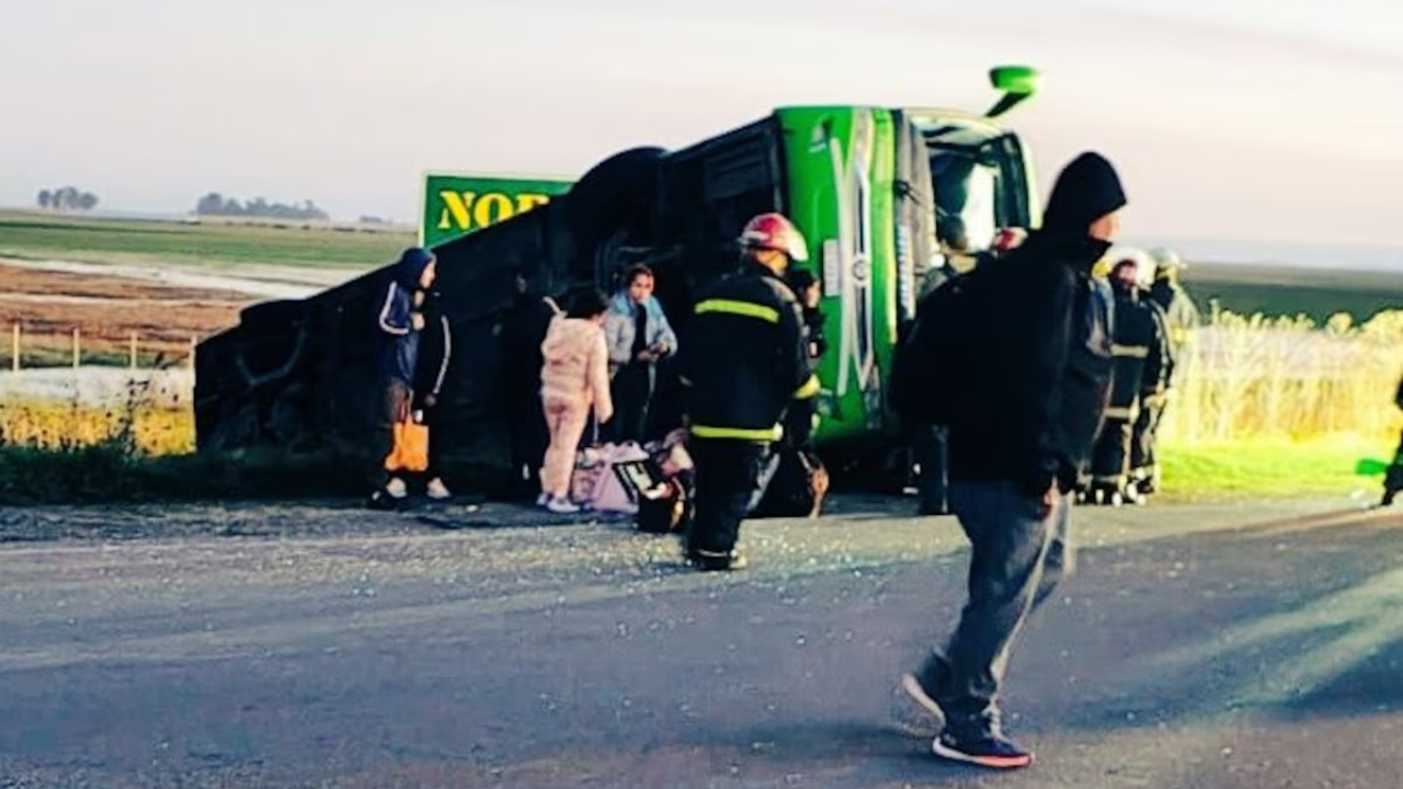 Ocurrió en el cruce de las rutas 51 y 76. El vehículo circulaba con 33 personas a bordo y se dirigía hacia La Plata.