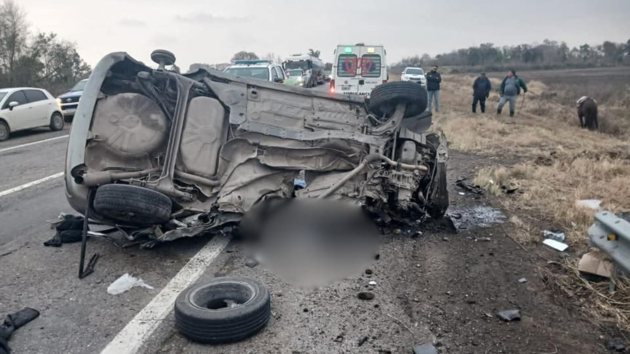 El accidente se produjo minutos antes de las 18:00 horas e involucró a un automóvil y un  camión de gran porte.