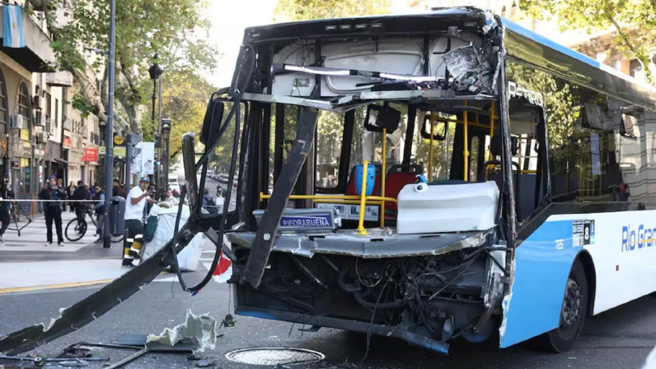 El accidente involucró a dos coches de las líneas 8 y 102 que colisionaron en el cruce de Avenida de Mayo y Luis Sáenz Peña, es decir, a tan solo una cuadra y media del Palacio Legislativo.