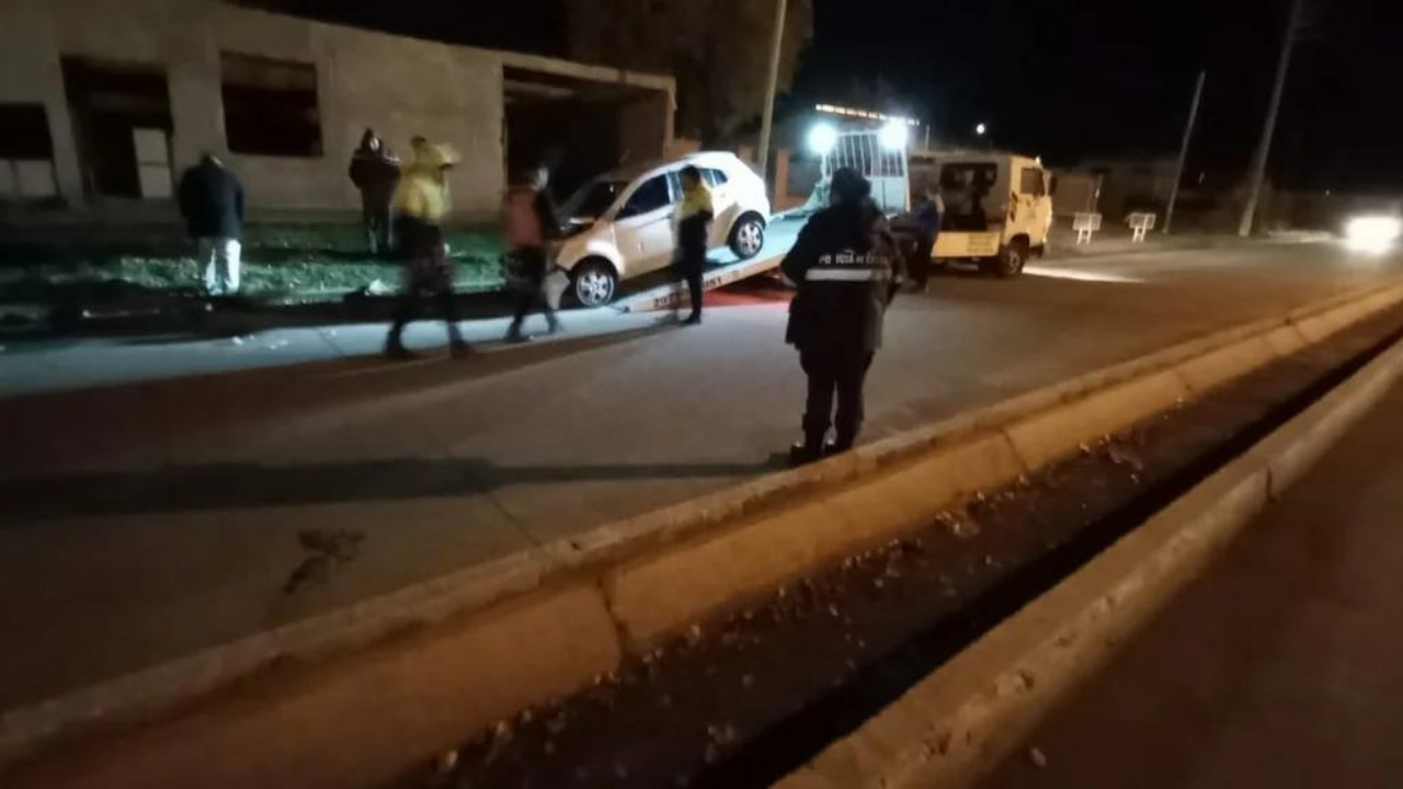 Un joven embistió con su auto a otro vehículo que estaba estacionado. Ante la fuerza del impacto se generó un choque "en cadena" que involucró a otros dos que también estaban en la misma condición.