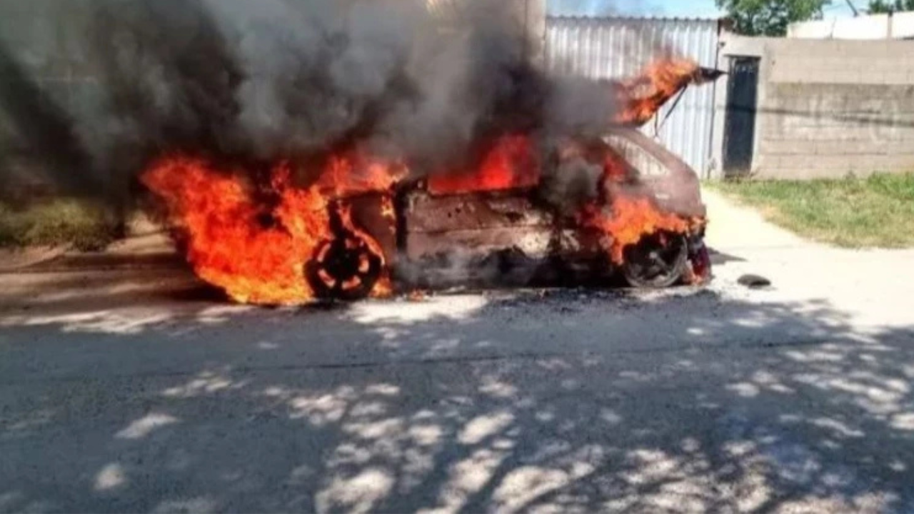 Ocurrió el domingo a la tarde en el barrio Las Heras. Las menores, de 2 y 17 años, debieron ser trasladadas al Materno Infantil. El conductor, de 22 años, tuvo que ser socorrido por la policía.