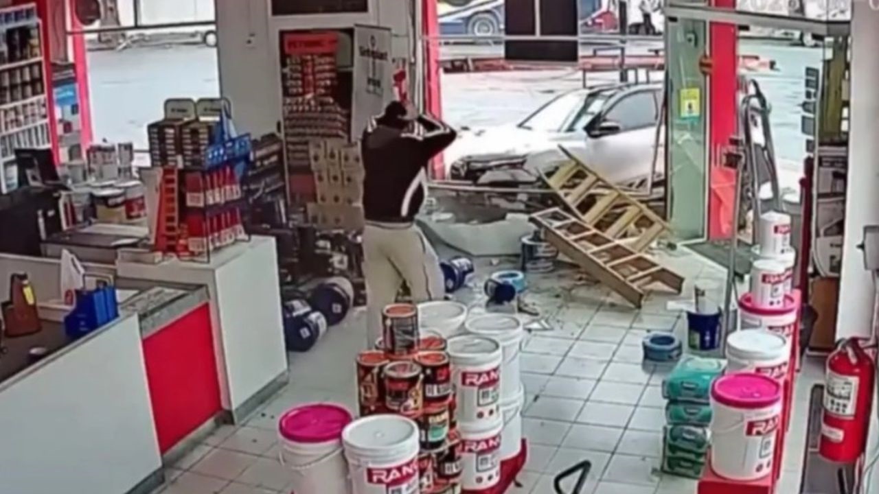 El accidente ocurrió en La Plata y quedó registrado por las cámaras de seguridad del lugar. Pese a los destrozos y el fuerte impacto del vehículo, no hubo heridos.