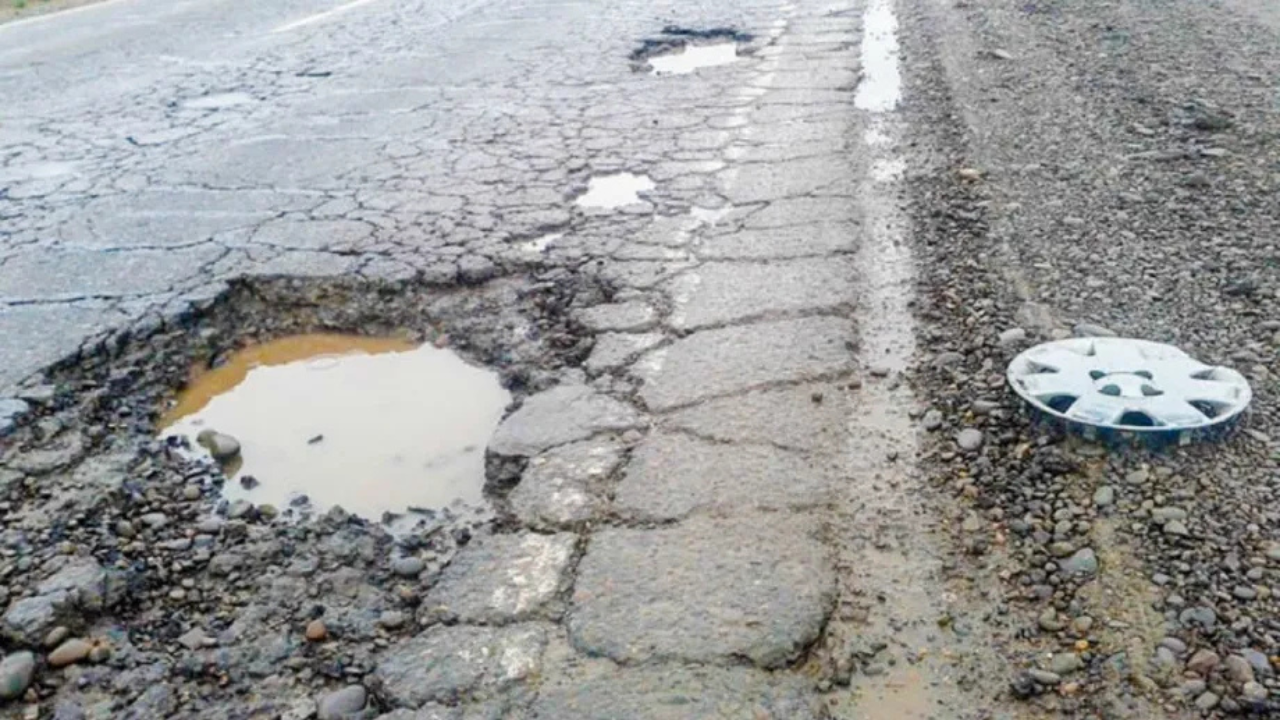 El mal estado de la Ruta 151 rompió su auto y la aseguradora rechazó cubrir el siniestro. Un fallo en Villa Regina la obligó a pagar una indemnización.