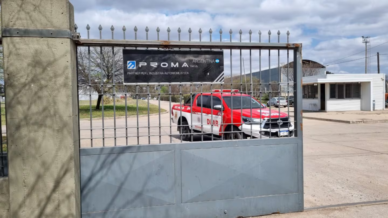 Un operario hacía la recarga de un artefacto, sufrió heridas de consideración y fue trasladado al Hospital de Urgencias.