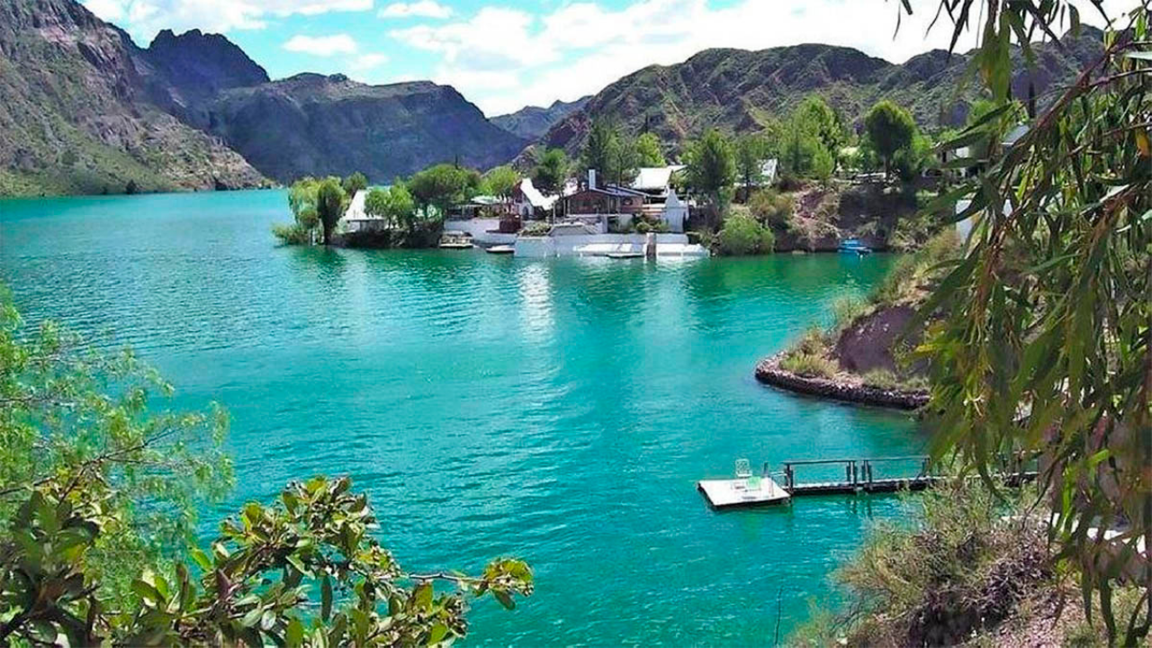 Un joven de 25 años murió causa de las heridas que sufrió al chocar su moto de agua de frente contra una lancha en la laguna Los Reyunos de San Rafael...