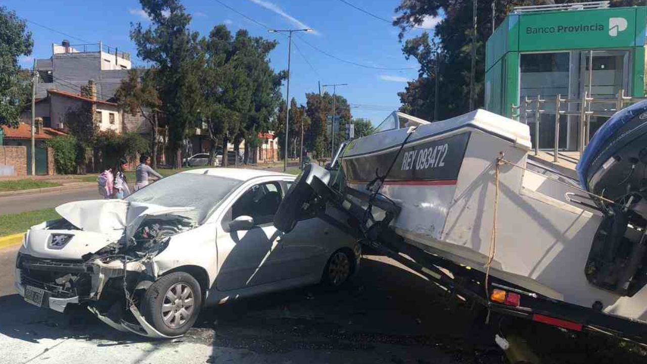 Un insólito accidente de tránsito tuvo lugar este martes en la Avenida Otamendi de la Ribera de Quilmes, a la altura de la Prefectura Argentina, cuando un Peugeot blanco impactó contra una lancha estacionada.