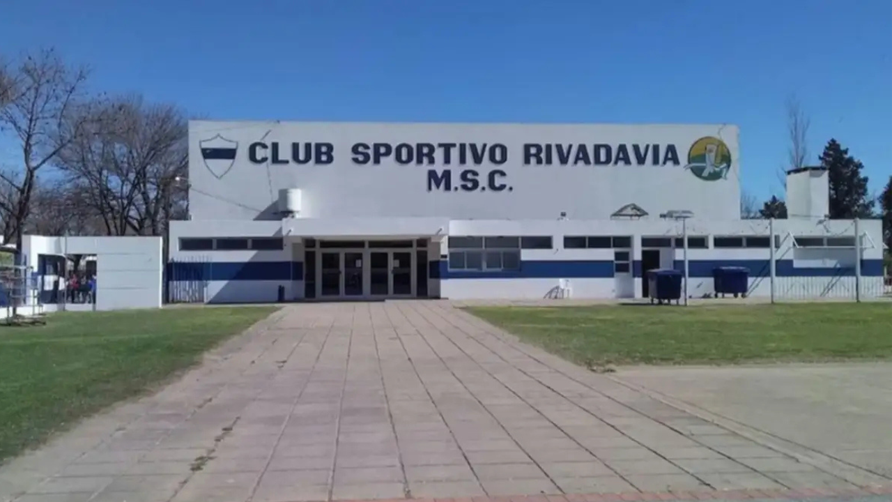 El accidente ocurrió en el Club Sportivo Rivadavia cuando un portón corredizo se desplomó en el área gastronómica del predio. La comunidad santafesina quedó conmocionada por la muerte de la menor, mientras la Justicia investiga las causas del hecho.