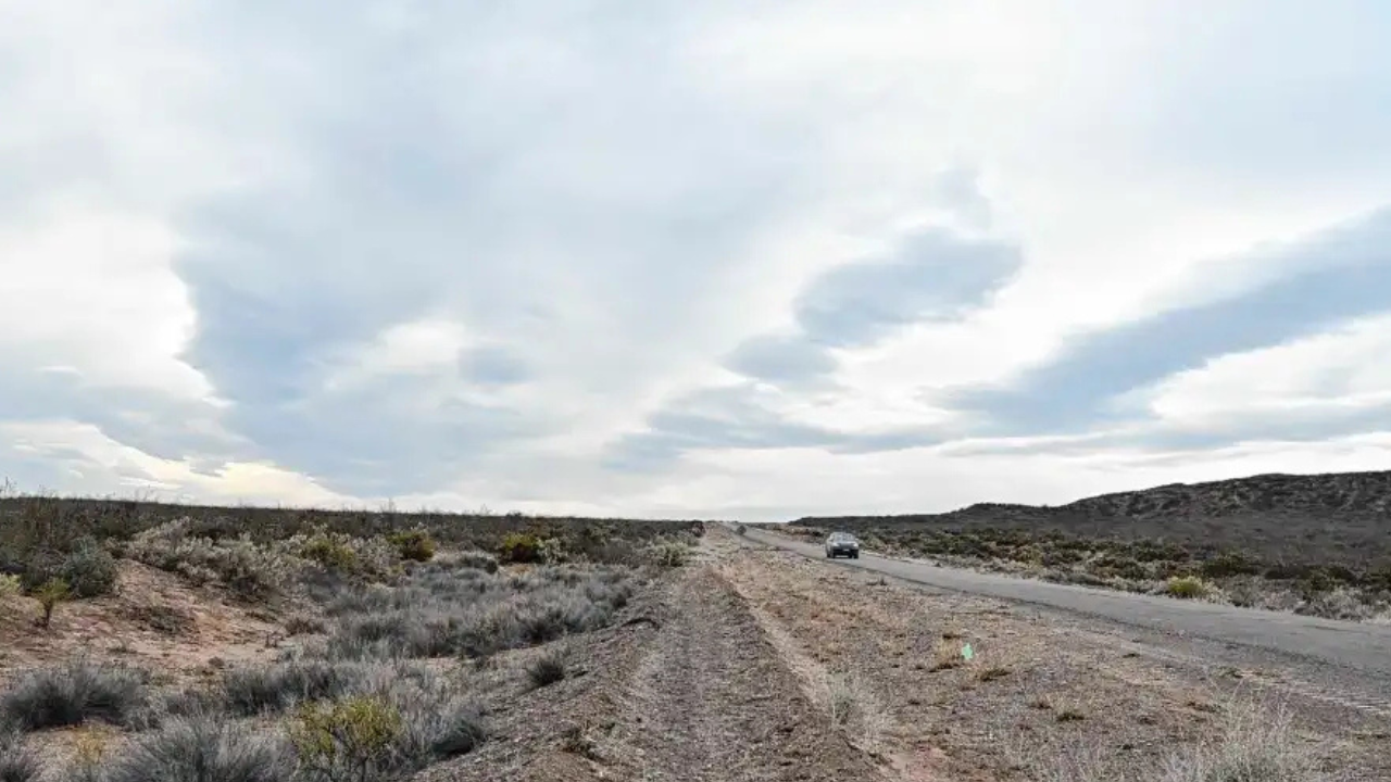 Un fallo judicial responsabilizó al Estado rionegrino por el 70% de un accidente mortal en la Ruta 6, ocurrido en 2021. La víctima murió al volcar en una curva sin señalizar y con baches, en Roca. La Provincia deberá indemnizar a su familia.