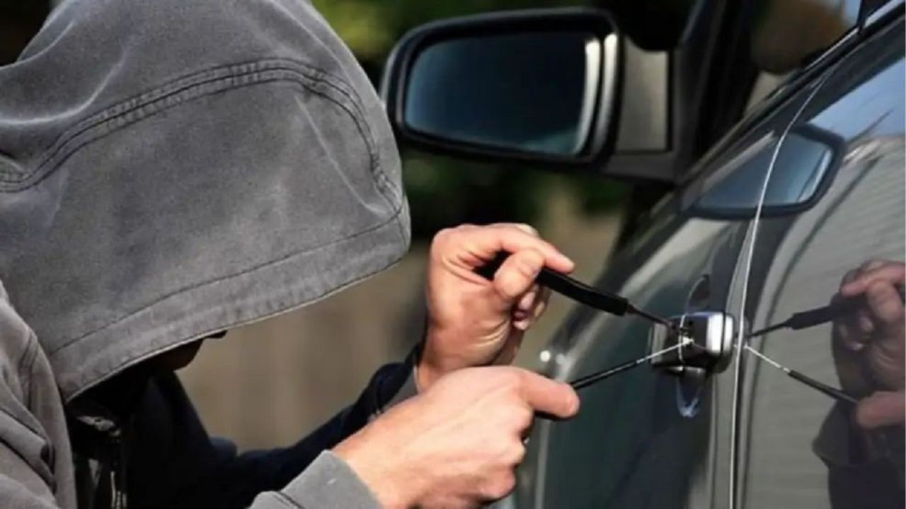 Tras dos meses de investigación, el Departamento Sustracción de Automotores realizó allanamientos simultáneos. La organización utilizaba inhibidores de señal y uno de los líderes delinquía mientras cumplía prisión domiciliaria.