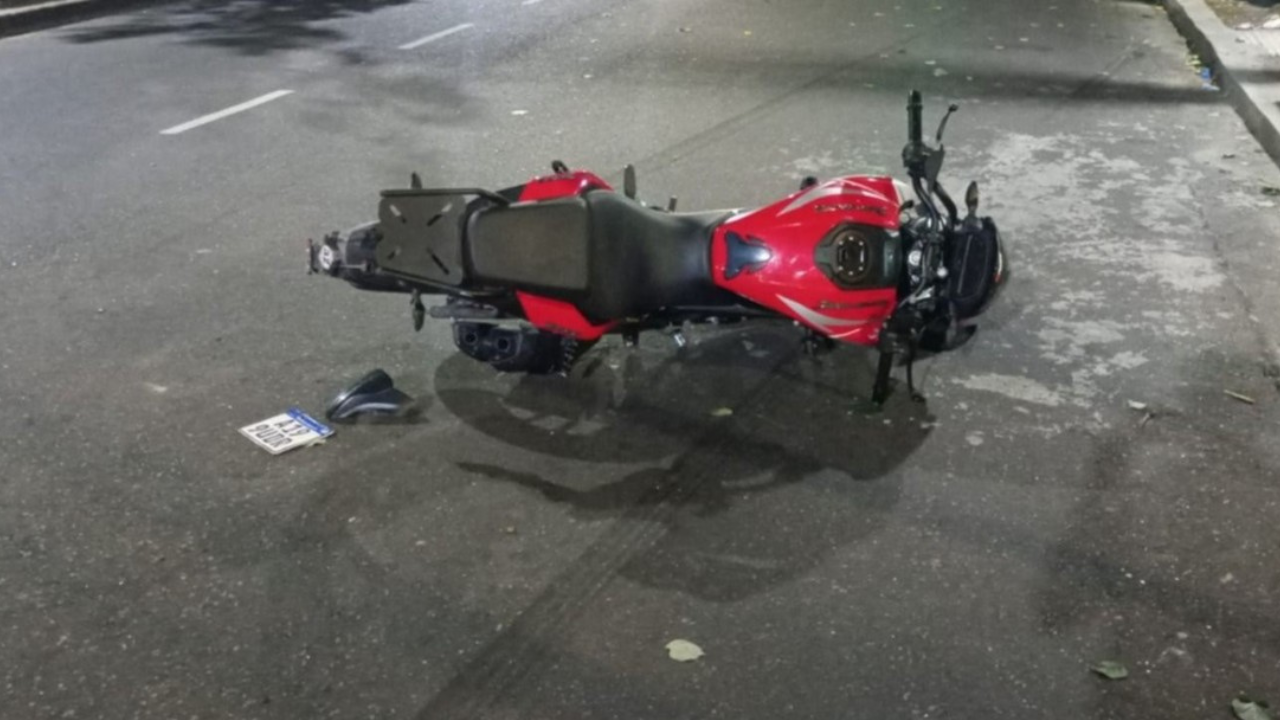 Una de las motos se partió al medio y los ocupantes volaron por el aire.