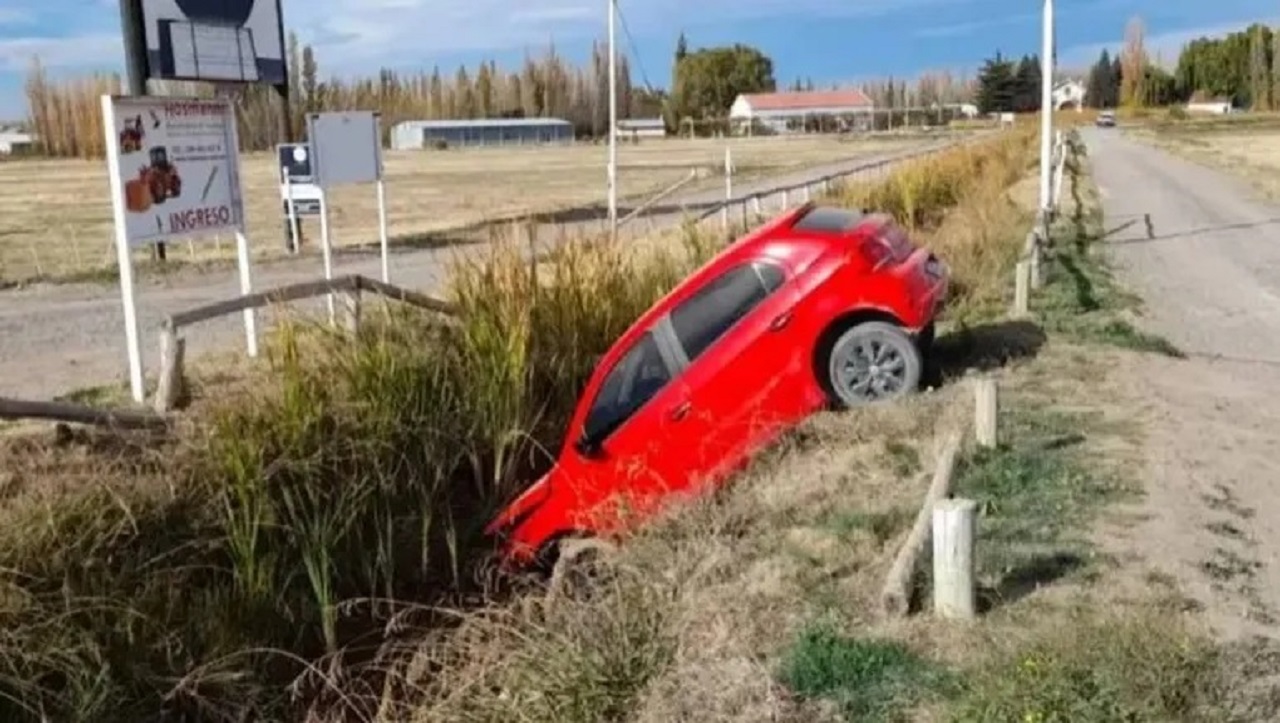 Fue detenido tras caer a una zanja. También se investiga si estuvo involucrado en otro accidente vial.
