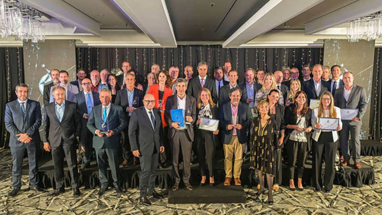 El 4 de noviembre, se llevó a cabo la esperada ceremonia de los Premios Prestigio 2024, un evento que reunió a los líderes del sector asegurador en el Hotel Emperador de la Ciudad de Buenos Aires.