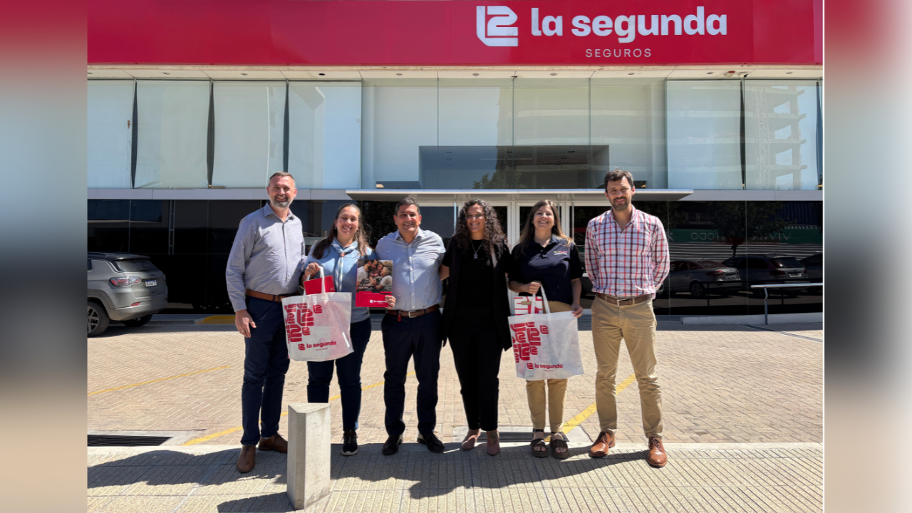 La aseguradora y la organización civil firmaron un convenio que incluye beneficios en seguros y apoyo en proyectos con la comunidad.