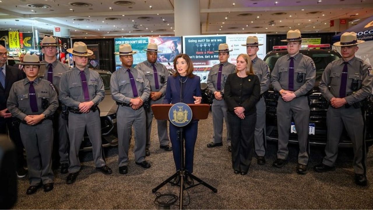 El estado impulsa una alianza entre la Policía Estatal y el Departamento de Servicios Financieros para combatir delitos.