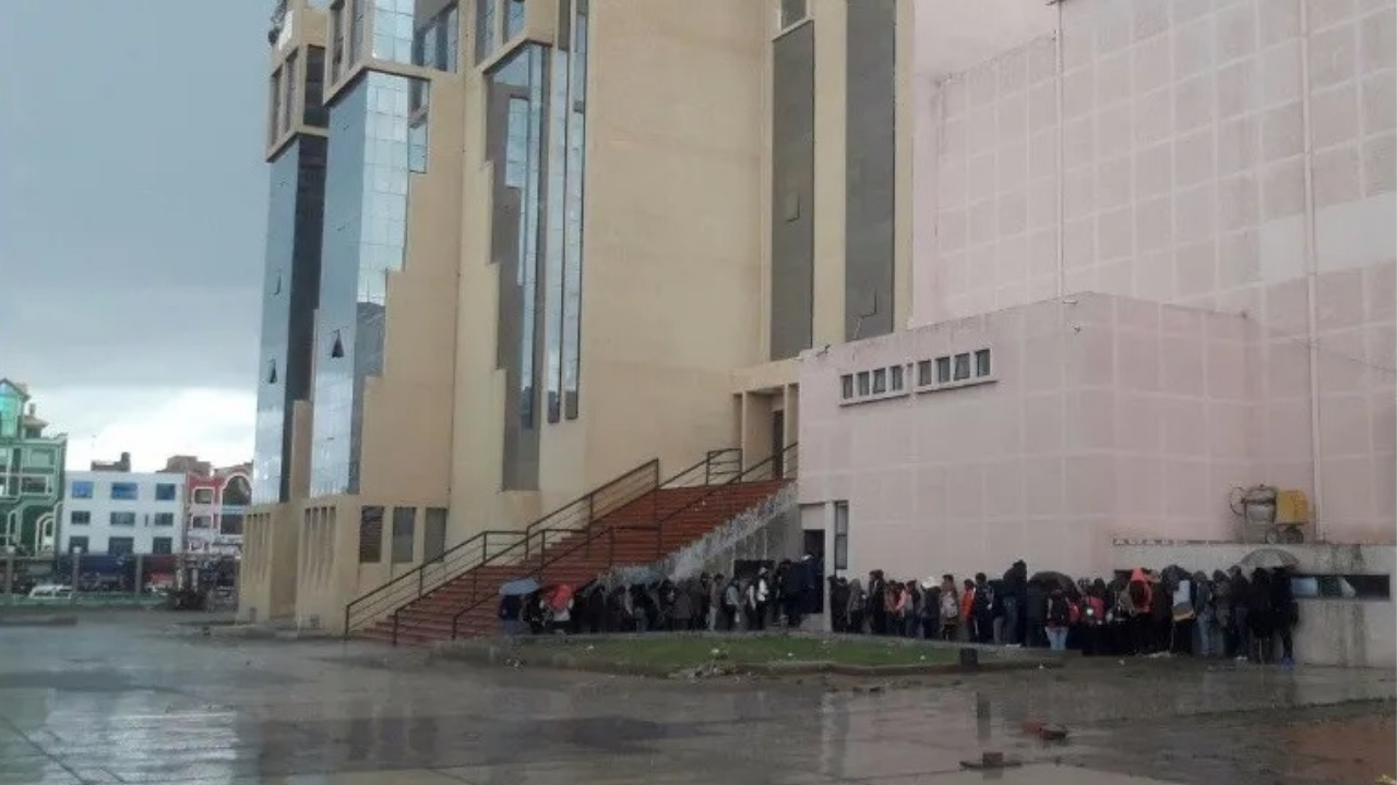 Sucedió en la Universidad de El Alto. Una baranda cedió durante una asamblea de la que participaban unas 60 personas. Una discusión desencadenó la tragedia...