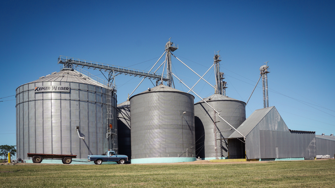 Un operario falleció y otro resultó con graves quemaduras en un accidente laboral ocurrido en la planta de silos ubicada en Primera Junta y De la Canal, al registrarse una explosión en el pozo de Noria.