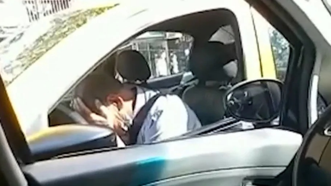 A última hora de este lunes se dio a conocer un video de los segundos posteriores al siniestro vial que protagonizó el taxista que el sábado en Palermo atropelló a tres estudiantes francesas tras sufrir un síncope: una de las chicas murió...