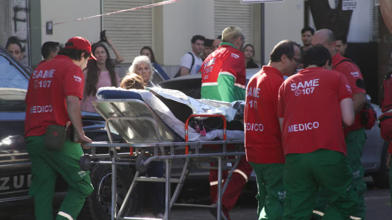 Ocurrió en la calle Emilio Mitre. El fuego comenzó después del mediodía. El SAME desplegó 15 vehículos para contener la situación y trasladó a los heridos al hospital Durand.