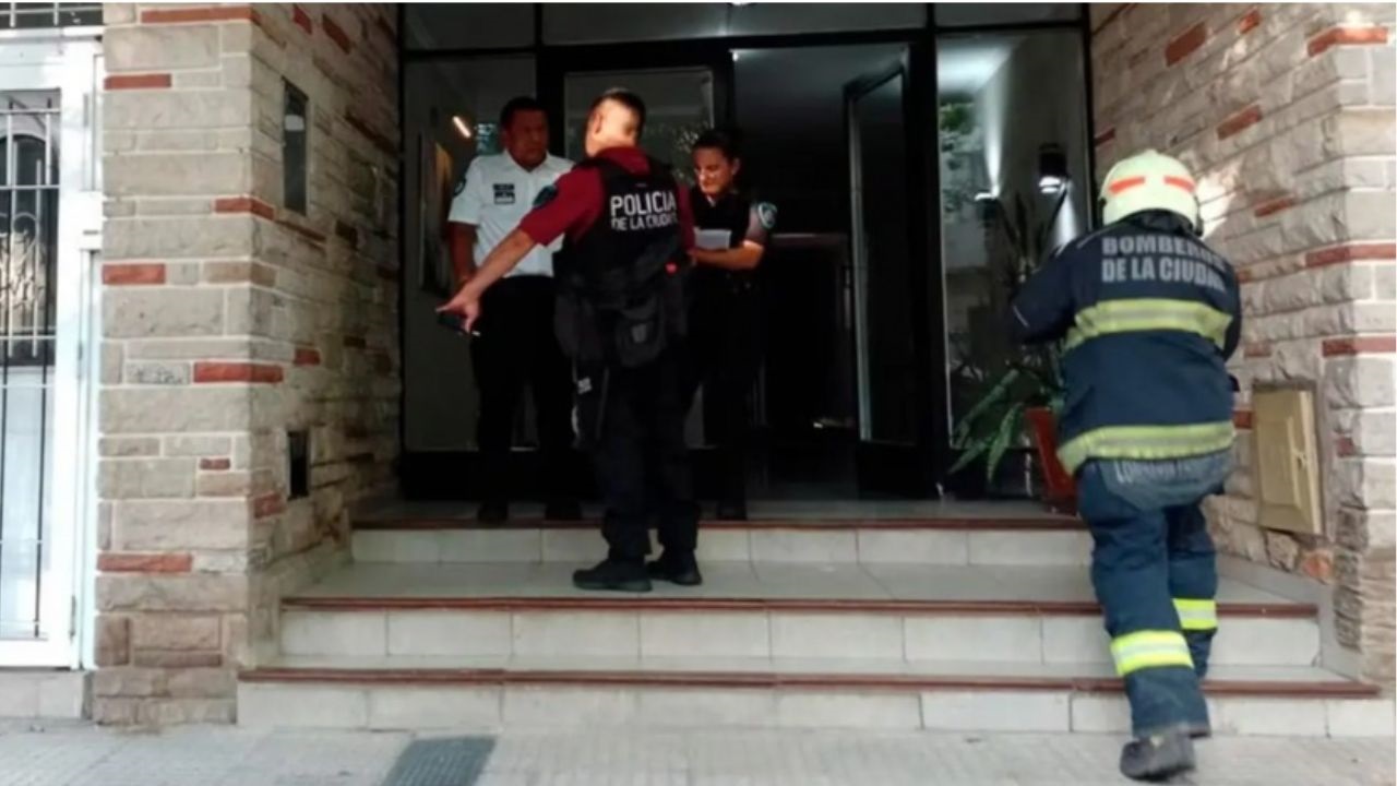 La ventilación de un calefón estaba obstruida y habría provocado la acumulación del gas dentro del departamento. Intervino Metrogas y la Justicia investiga las causas del hecho.