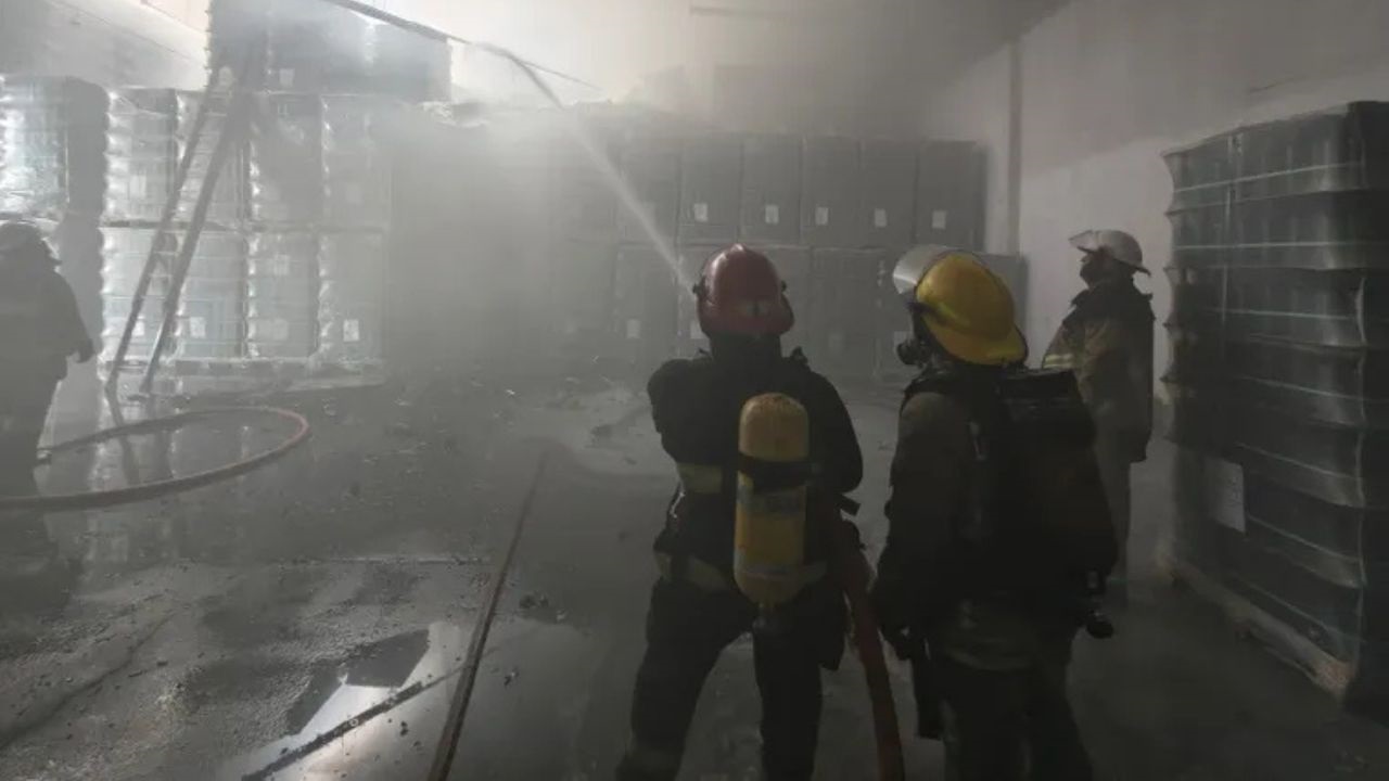El incendio se produjo en calle Solari al 9000. Producto del siniestro el depósito tuvo pérdidas parciales en su su producción. Además, se registraron derrumbes en las estructuras colindantes.
