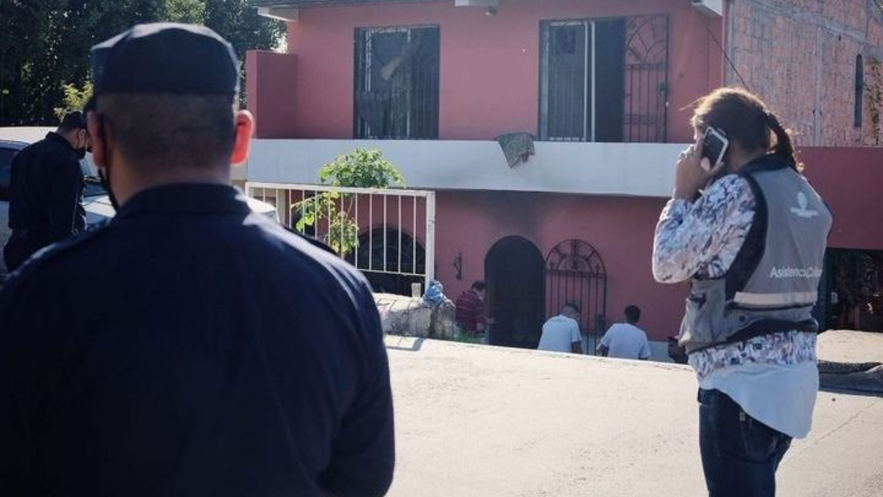 Seis personas fueron rescatadas, entre ellas dos menores de edad. Cuatro efectivos policiales que pasaban por el lugar salvaron la vida de una mujer y un nene de 4 años.