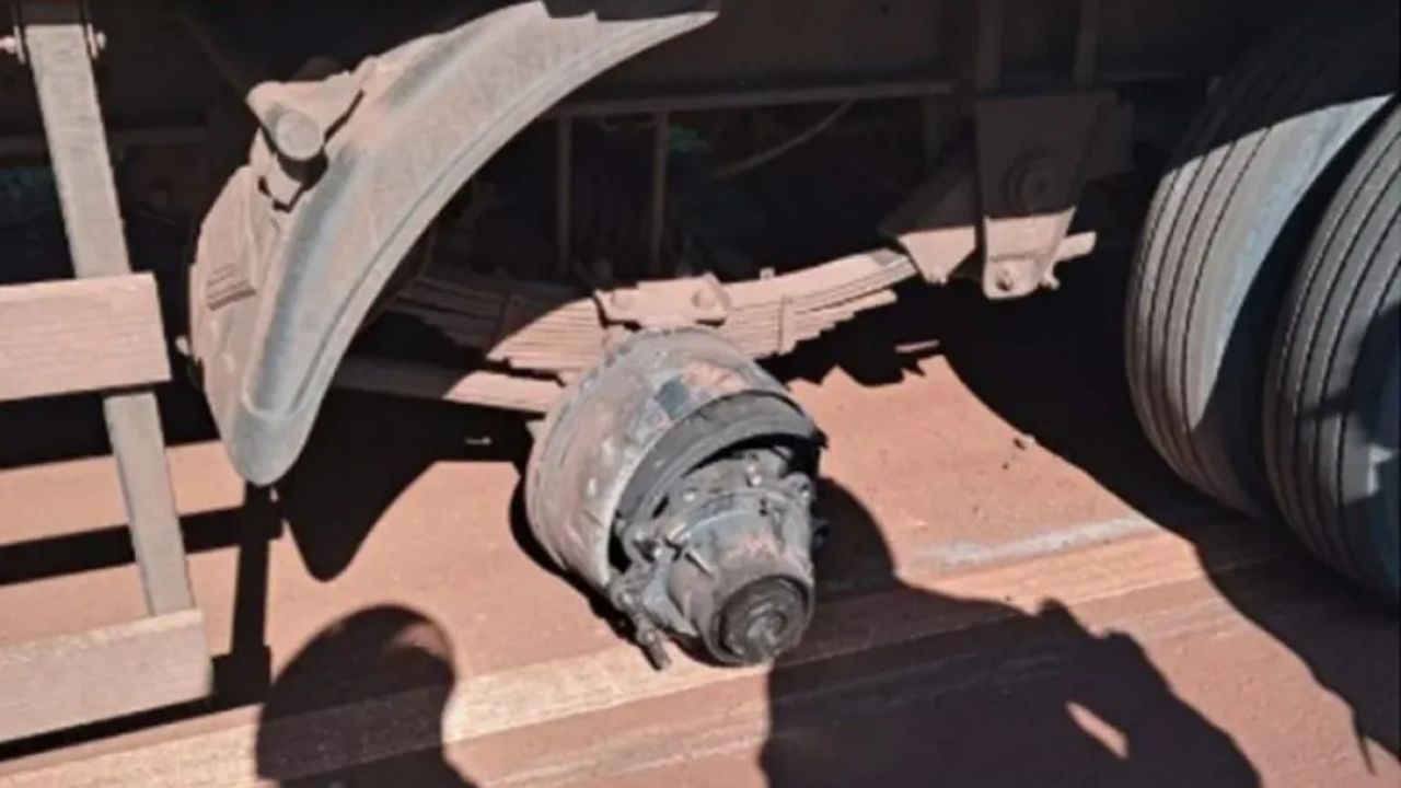 Un hombre con hipoacusia bilateral sufrió el robo de las cubiertas de su auto mientras dormía, pero su aseguradora lo acusó de engaño. La Justicia Civil de General Roca rechazó esa versión y condenó a la empresa a pagar una indemnización por daño material, moral y privación de uso.