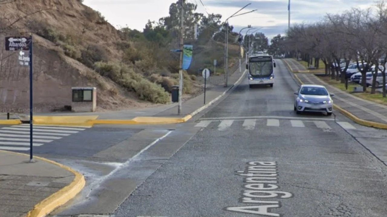 La Justicia Civil de Neuquén condenó al conductor y a la titular registral de un automóvil a indemnizar a un ciclista que sufrió graves lesiones. La jueza sostuvo que la propietaria no realizó la denuncia de venta ni regularizó la situación del vehículo.