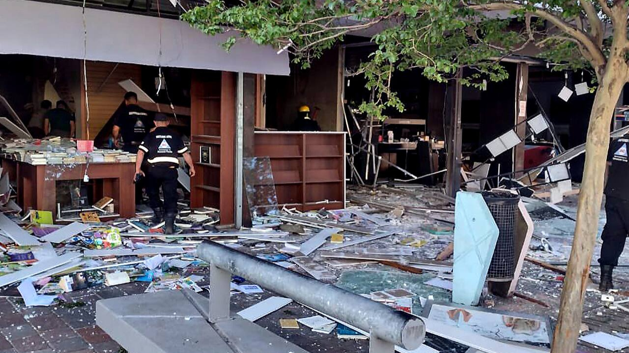 El viernes por la tarde se registró una explosión en dos locales de la peatonal Monteagudo en el partido bonaerense de Florencio Varela . Según testigos, se trataría de una librería y un comer.