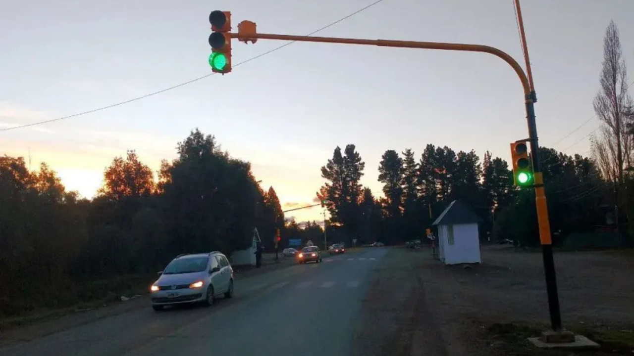 La estructura colapsó esta madrugada. Según los propios protagonistas del accidente, había alrededor de 20 personas bailando en el lugar. Investigan si la estructura estaba mal o si la caída fue producto del sobrecargo del peso.