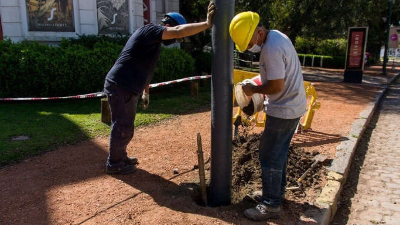 Los operarios fallecieron este martes a la tarde cuando se encontraban realizando tareas con una columna de alumbrado. El sobreviviente quedó internado en Casilda.