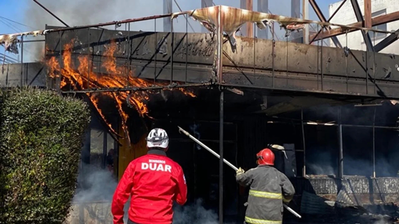Tres empleados fueron atendidos frente al comercio de Villa Carlos Paz. Las pérdidas materiales fueron totales.