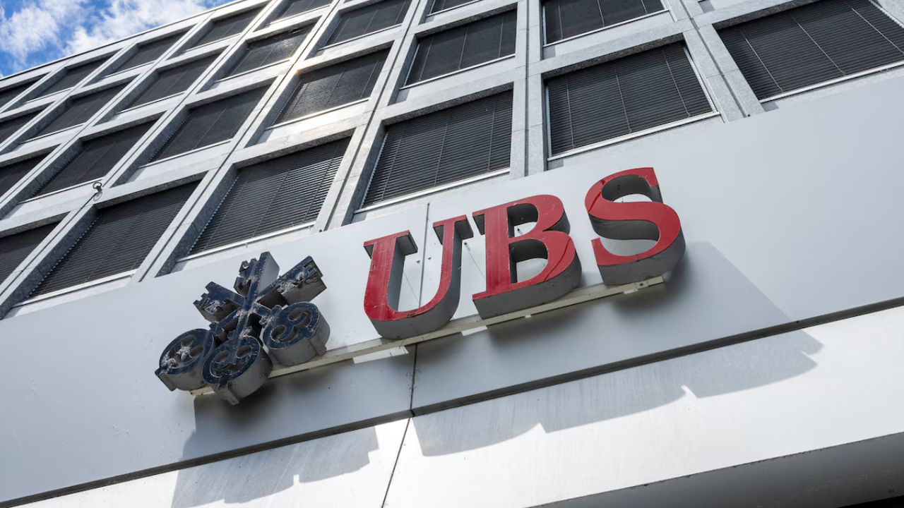 Richard Kallman, heredero de una familia de libreros de Nueva York, presentó una demanda contra UBS y su asesor financiero Ira Walker, acusándolos de manipular su fondo fiduciario y de estar involucrados en una relación romántica con su esposa, lo que le causó graves perjuicios personales y financieros.