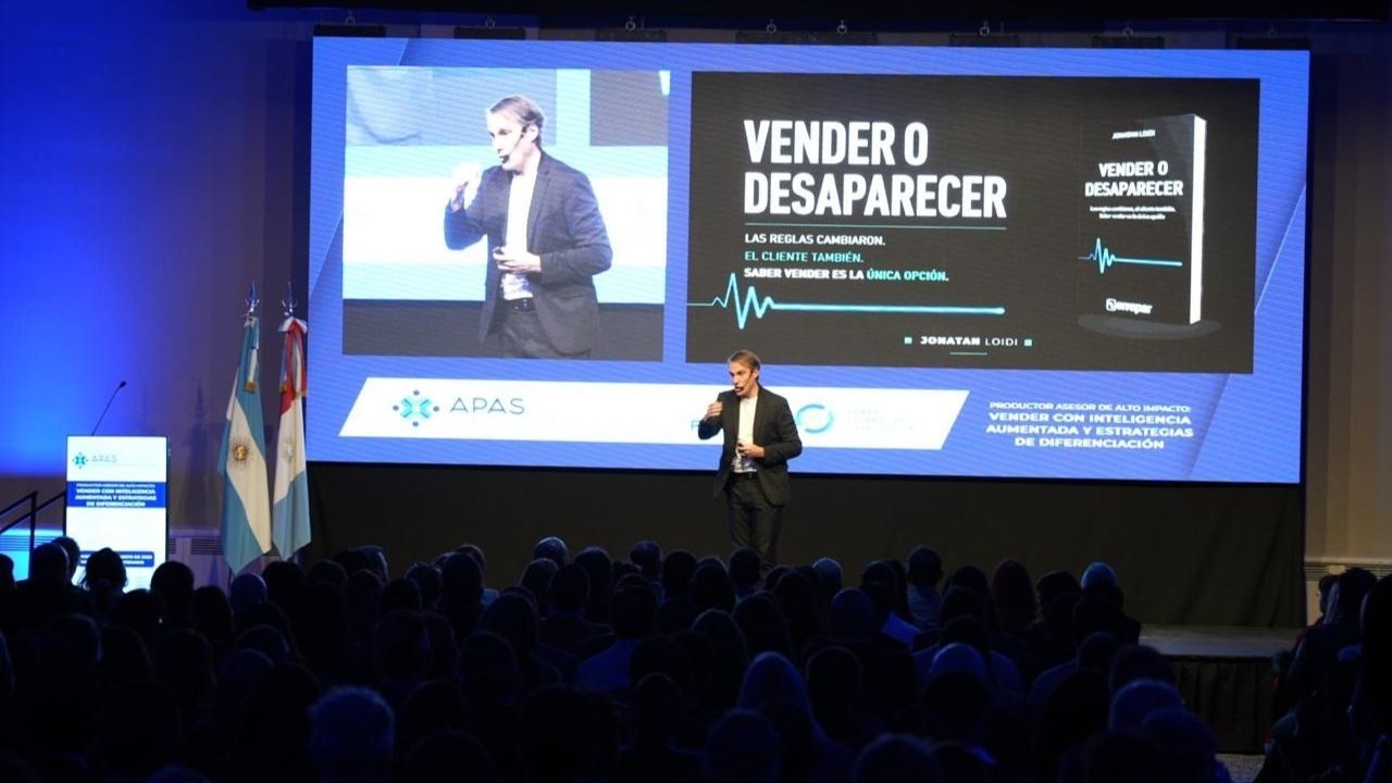 Jonatan Loidi brindó la conferencia “Vender con inteligencia aumentada y estrategias de diferenciación”, donde planteó las claves para transformar la actividad comercial.