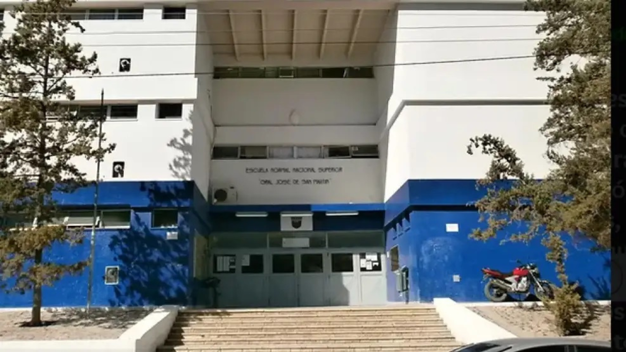 Tres integrantes del equipo directivo del IFD 12 Primario resultaron heridas tras ser agredidas por familiares de una alumna de sexto grado. La institución suspendió las clase, mientras que el sindicato docente repudió el hecho.