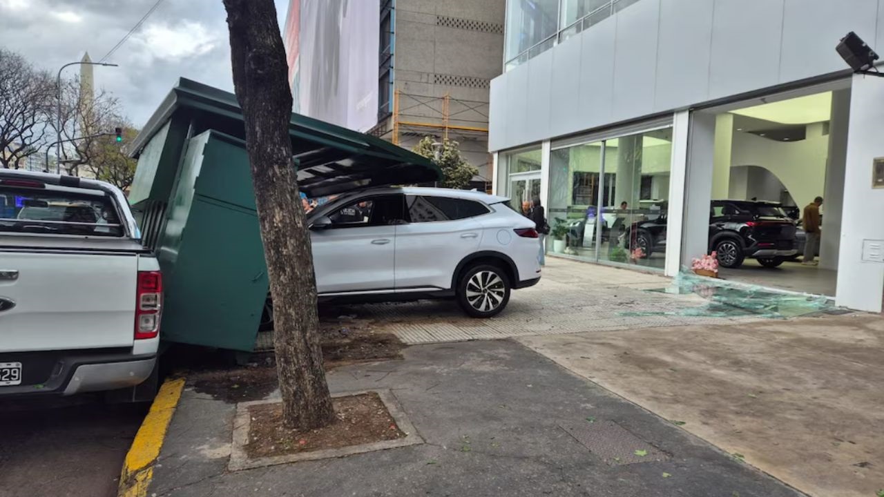 El episodio quedó registrado por las cámaras de seguridad del comercio situado a metros del Obelisco. El vehículo salió despedido hacia la vereda y terminó chocando contra un árbol.