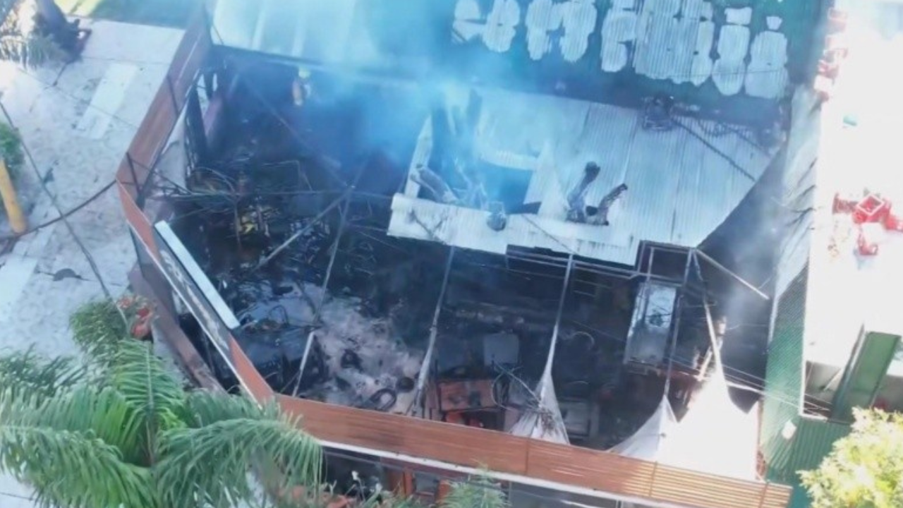Ocurrió este vienes en horas del mediodía en un comercio ubicado en las calles Sargento Cabral y Santos Palacios de la vecina ciudad al norte de Rosario. Como estaba cerrado no hubo heridos, pero las pérdidas materiales fueron totales. Por ahora se desconocen las causas.