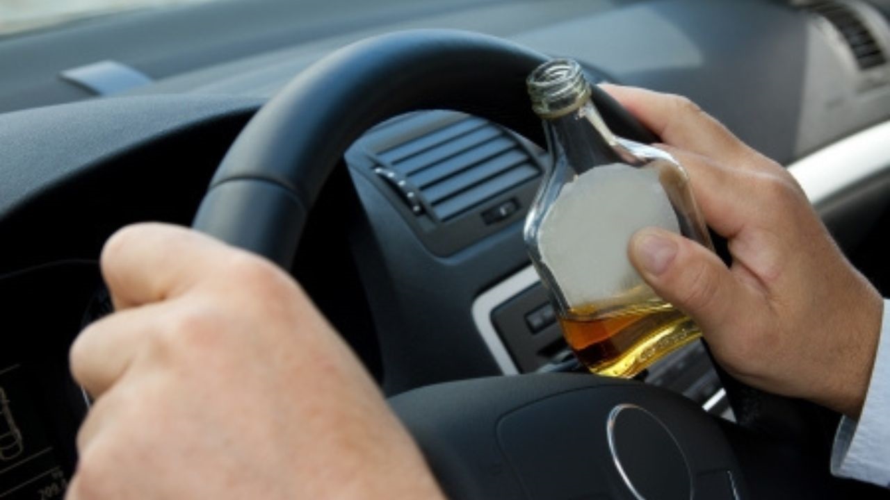 La ANSV solicitó la inhabilitación de un conductor que publicó videos tomando whisky mientras manejaba y se burló del "si nos matamos, nos matamos".